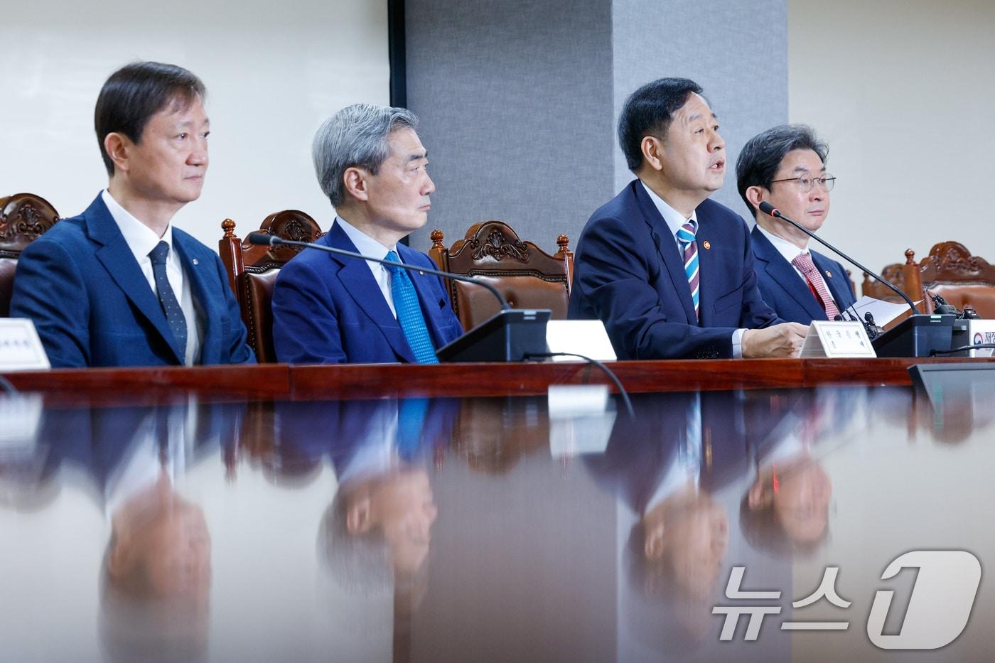 본문 이미지 - 구윤철 경제부총리 겸 재정경제부 장관이 확대거시경제금융회의에 참석해 모두 발언을 하고 있다. 왼쪽부터 이찬진 금융감독원장, 신현송 한국은행 총재, 구 부총리, 이억원 금융위원장. 2026.4.30 ⓒ 뉴스1 안은나 기자