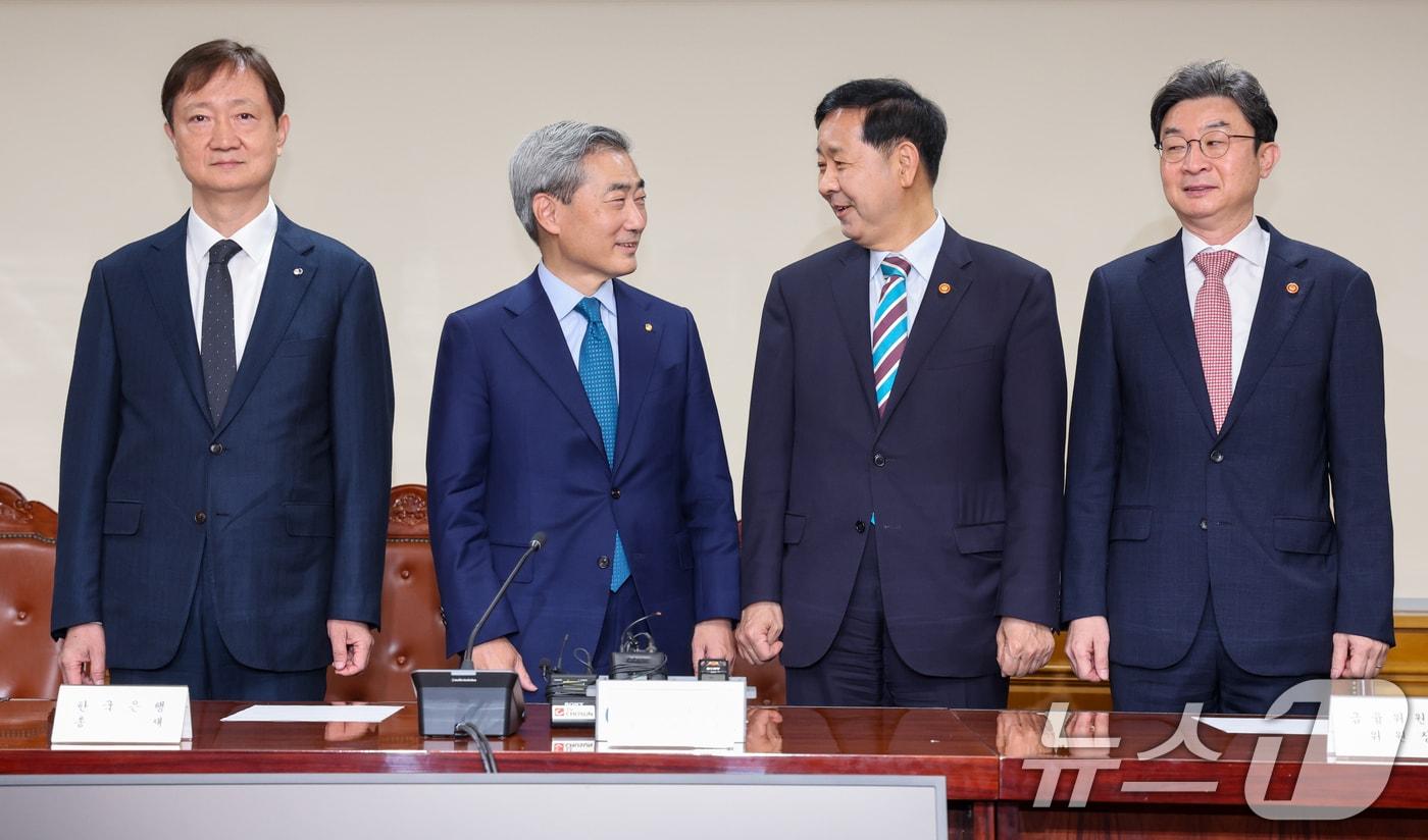 본문 이미지 - 이찬진 금융감독원장(왼쪽부터), 신현송 한국은행 총재, 구윤철 경제부총리 겸 재정경제부 장관, 이억원 금융위원장이 30일 오전 서울 중구 은행회관에서 열린 확대거시경제금융회의에 참석해 기념 촬영을 하고 있다. 2026.4.30 ⓒ 뉴스1 안은나 기자