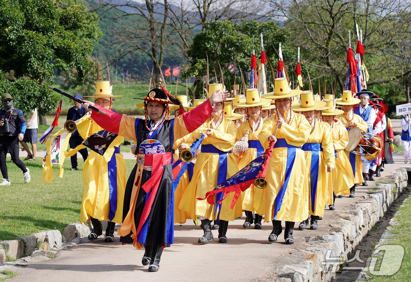 본문 이미지 - 2025년 10월 11일 서산해미읍성 일원에서 진행된 충청병마절도사 부임 행렬 모습(서산시 제공. 재판매 및 DB금지)2026.4.30/뉴스1