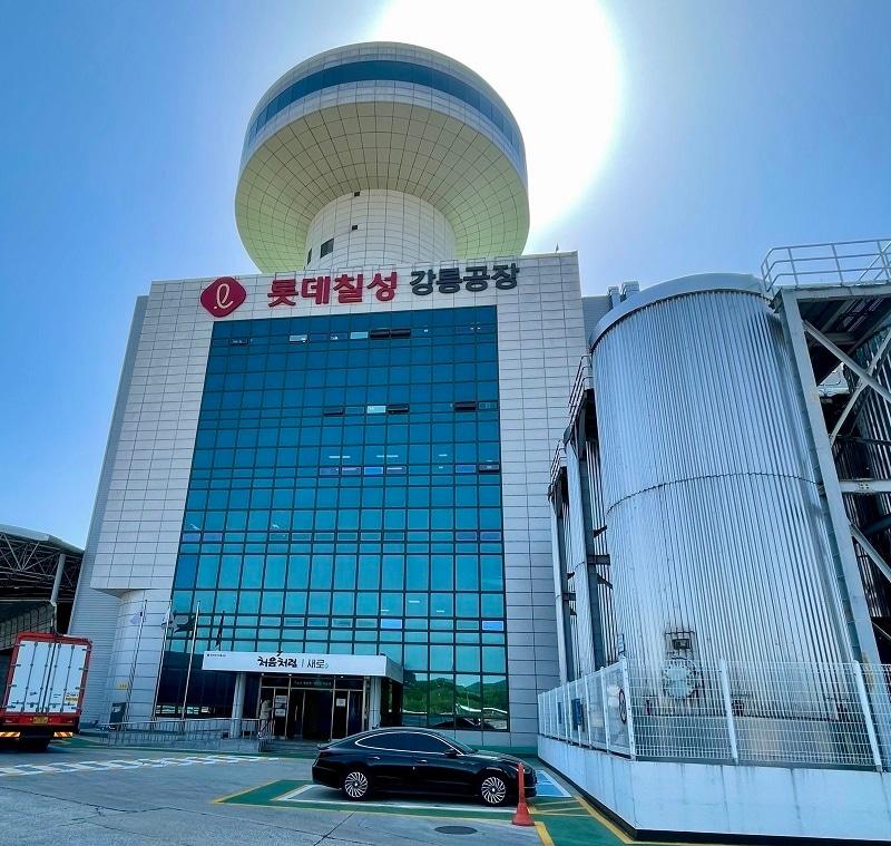 본문 이미지 - 롯데칠성음료 강릉공장 내 브랜드체험관 전경 모습.(롯데칠성음료 제공)