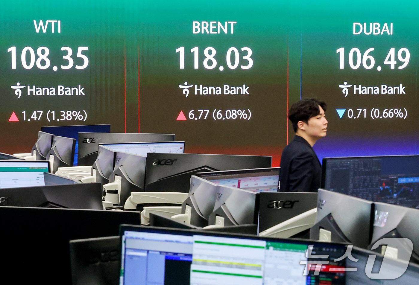 본문 이미지 - 미국과 이란 간 협상이 교착 상태에 빠지면서 에너지 공급 차질이 장기화할 수 있다는 우려에 국제유가가 오름세를 이어간 30일 오전 서울 중구 하나은행 딜링룸 전광판에 서부텍사스원유(WTI), 브렌트유, 두바이유 선물 가격이 표시되고 있다. 2026.4.30 ⓒ 뉴스1 조연우 인턴기자