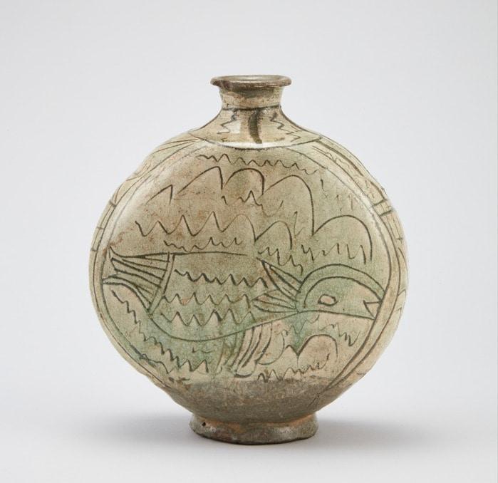 본문 이미지 - 분청사기 음각선어문 편병(국가유산청 제공)