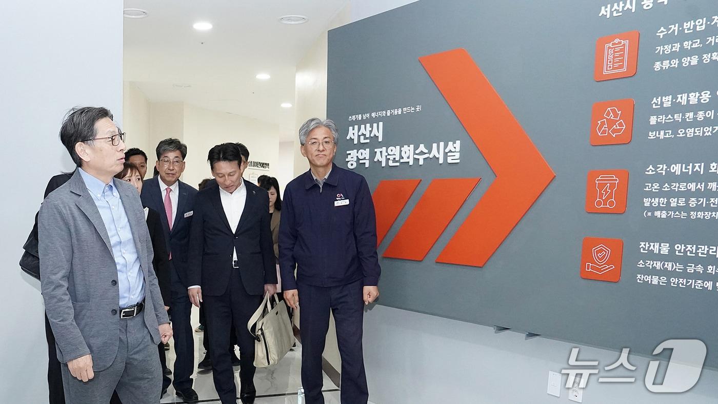 본문 이미지 - 지난 29일 일본 구마모토현 다케우치 신기 부지사(왼쪽)가 친환경 체험관광형 자원회수시설을 둘러보고 있다.(서산시 제공. 재판매 및 DB금지)2026.4.30/뉴스1