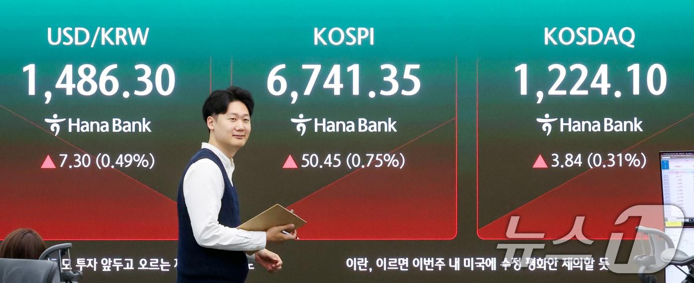 본문 이미지 - 코스피 지수가 장 초반 강세 흐름을 이어간 30일 오전 서울 중구 하나은행 딜링룸 전광판에 시황이 표시되고 있다. 이날 코스피는 전 거래일 대비 48.49포인트(0.72%) 오른 6539.39에, 코스닥은 4.49포인트(0.37%) 상승한 1224.75로 개장했다. 2026.4.30 ⓒ 뉴스1 조연우 인턴기자