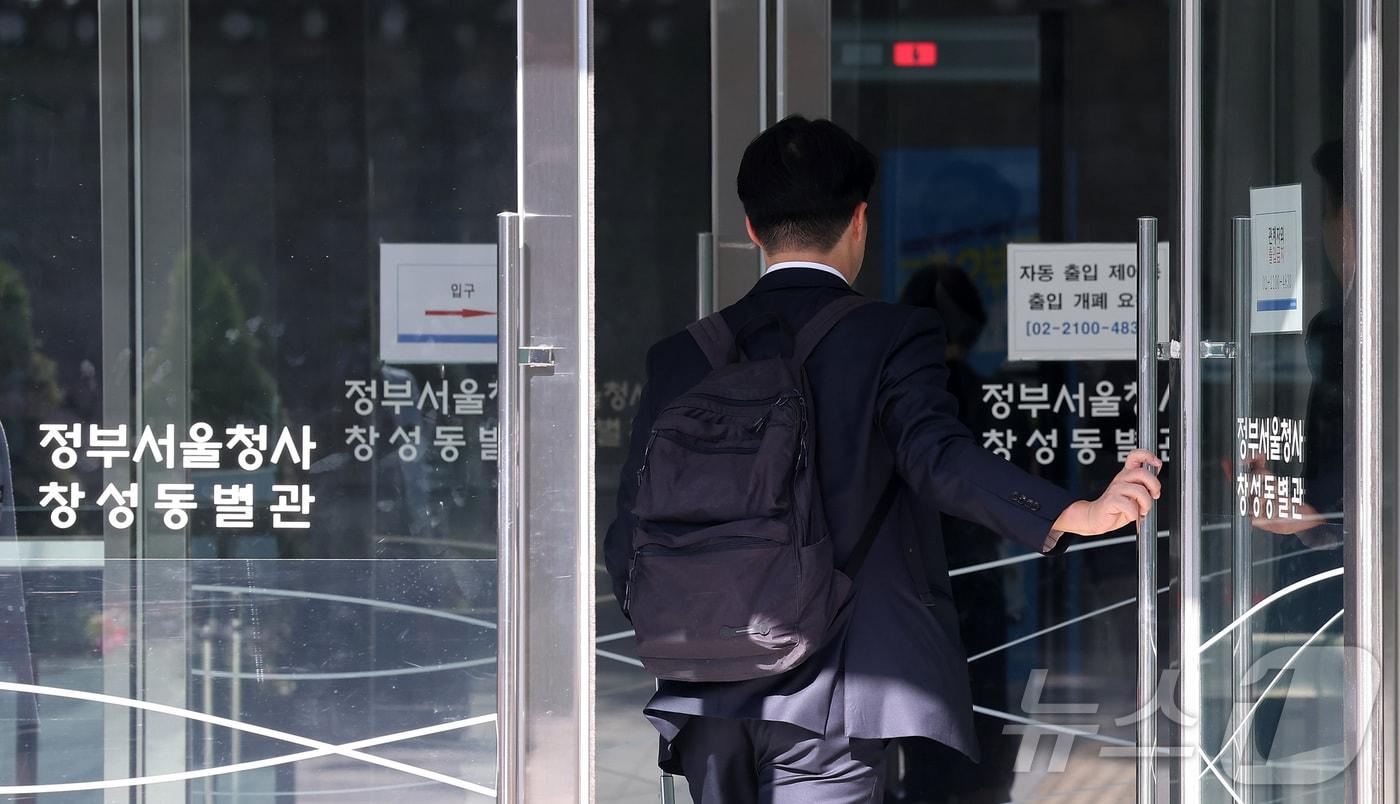 본문 이미지 - 중대범죄수사청(중수청) 개청 준비단이 출범한 30일 서울 종로구 정부서울청사 창성동 별관으로 직원들이 출입하고 있다.   2026.4.30 ⓒ 뉴스1 김성진 기자