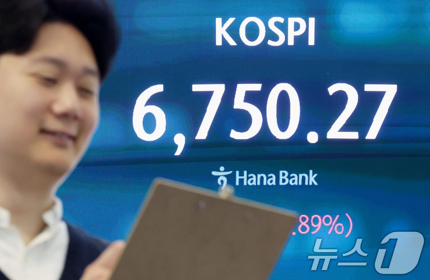 본문 이미지 - 코스피 지수가 장 초반 강세 흐름을 이어간 30일 오전 서울 중구 하나은행 딜링룸 전광판에 시황이 표시되고 있다. 이날 코스피는 전 거래일 대비 48.49포인트(0.72%) 오른 6539.39로 개장했다. 2026.4.30 ⓒ 뉴스1 조연우 인턴기자