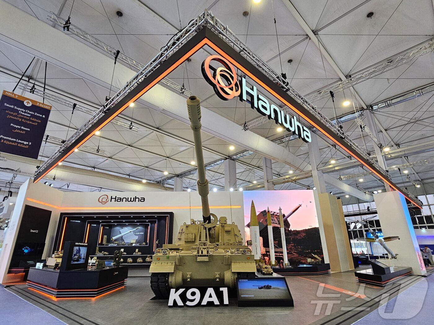 본문 이미지 - 한화 방산 3사의 WDS 2026 통합 전시부스. (한화 제공)