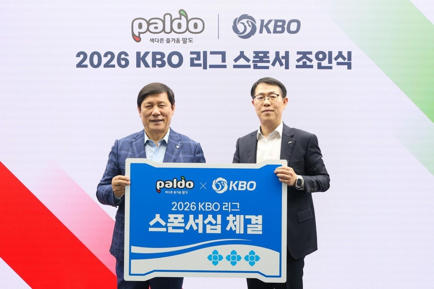 본문 이미지 - (왼쪽)허구연 KBO 총재와 권성균 팔도 대표이사가 협약식 사진 촬영에 임하고 있다. (팔도 제공)