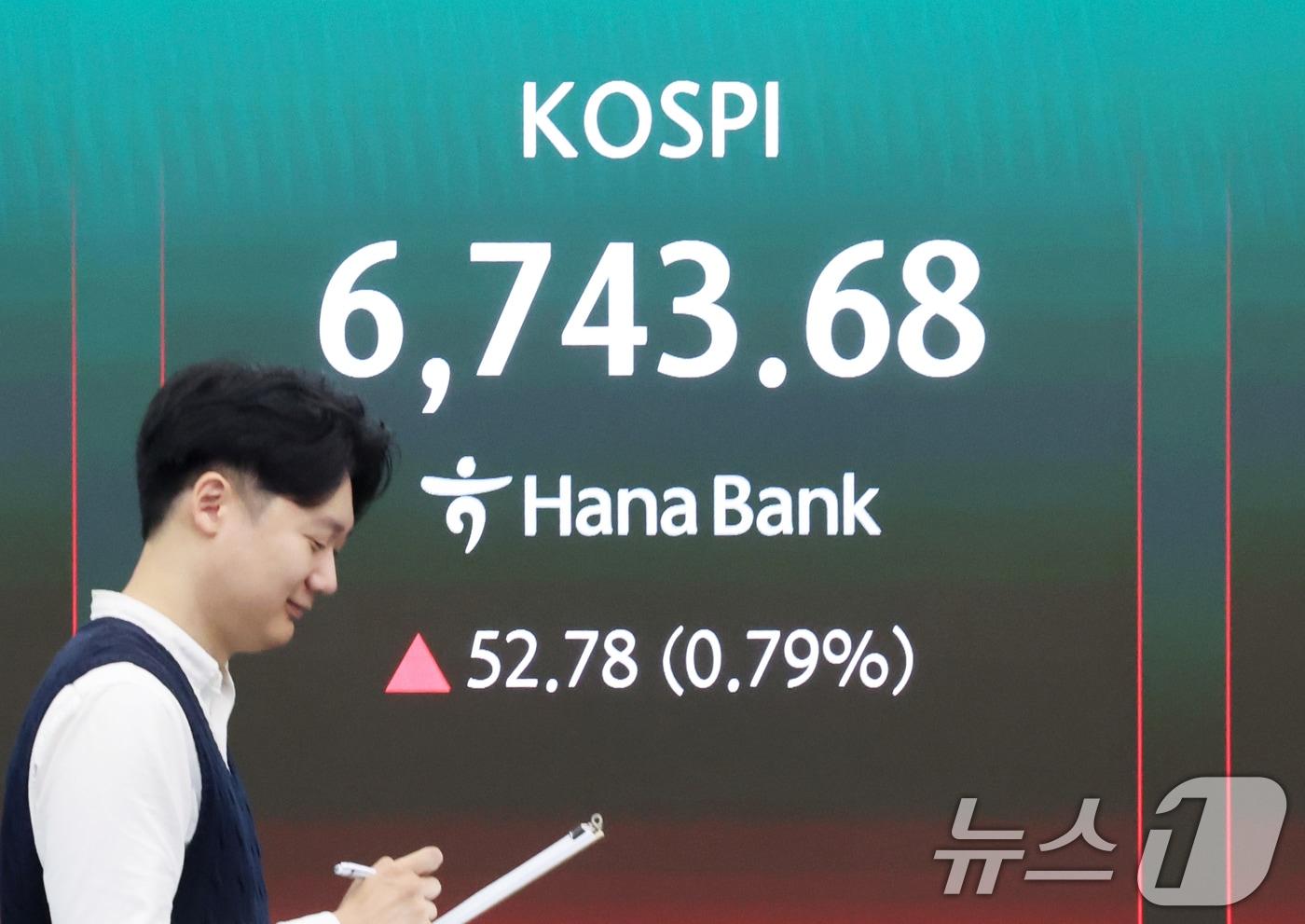 본문 이미지 - 코스피 지수가 장 초반 강세 흐름을 이어간 30일 오전 서울 중구 하나은행 딜링룸 전광판에 시황이 표시되고 있다. . 2026.4.30 ⓒ 뉴스1 조연우 인턴기자