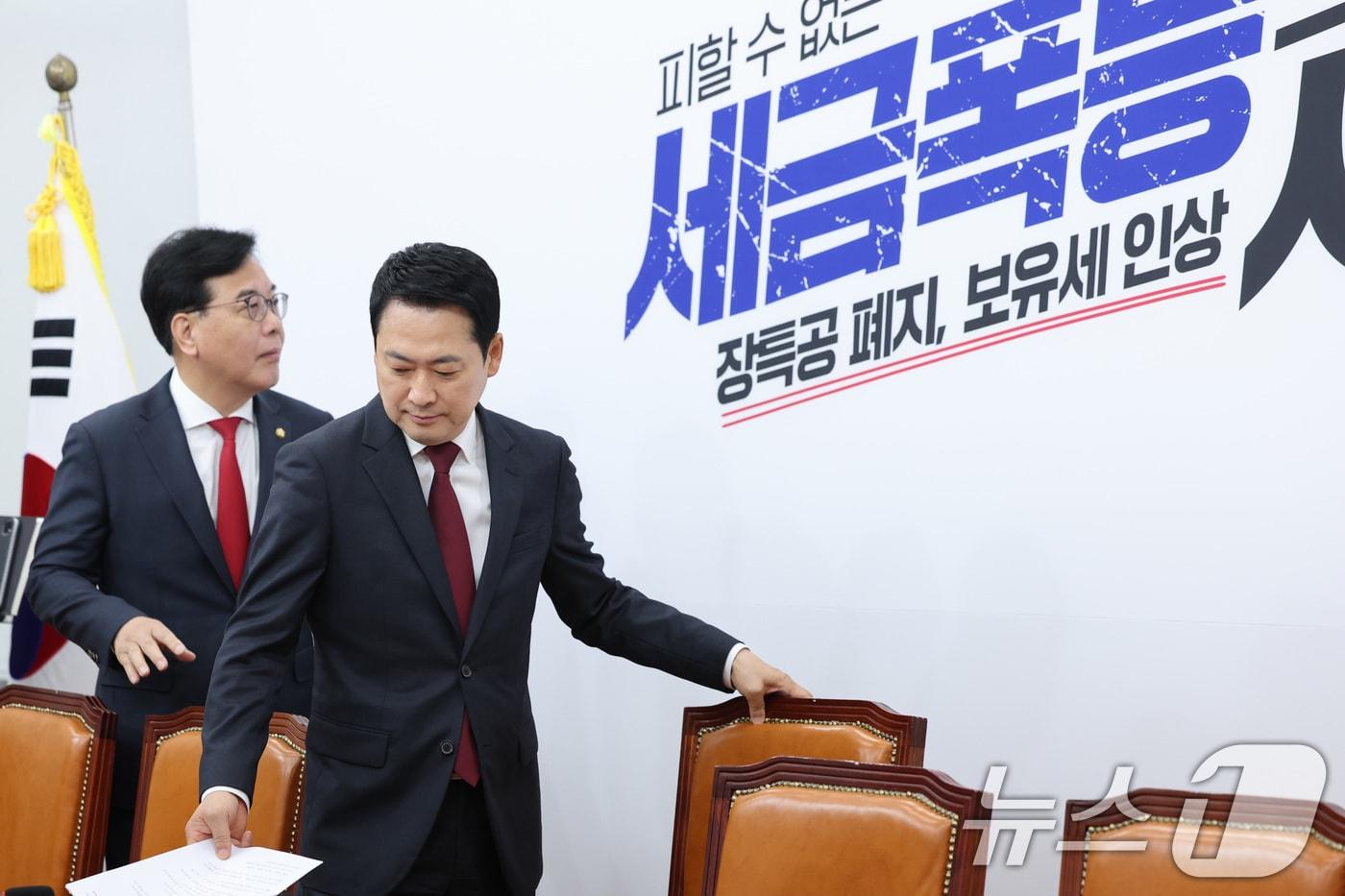 본문 이미지 - 장동혁 국민의힘 대표와 송언석 원내대표가 30일 서울 여의도 국회에서 열린 최고위원회의에 참석하고 있다. 2026.4.30 ⓒ 뉴스1 신웅수 기자