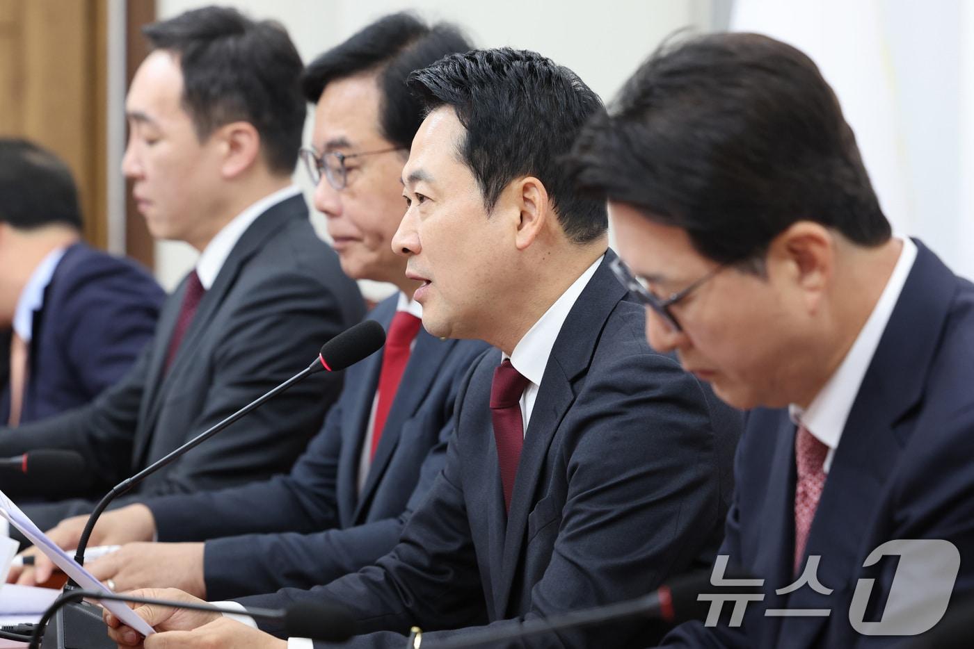 본문 이미지 - 장동혁 국민의힘 대표가 30일 서울 여의도 국회에서 열린 최고위원회의에서 모두발언을 하고 있다. 2026.4.30 ⓒ 뉴스1 신웅수 기자