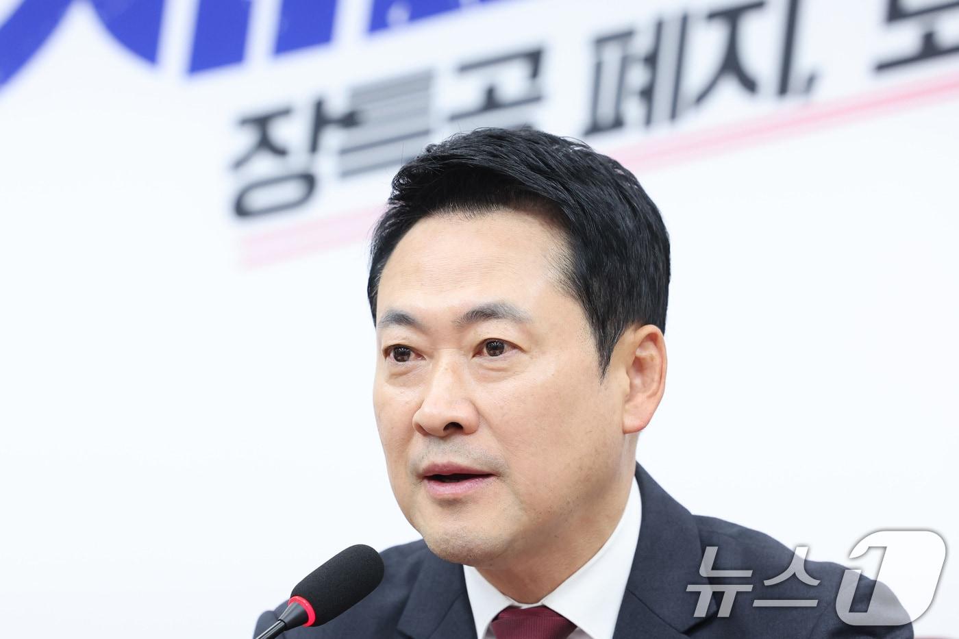 본문 이미지 - 장동혁 국민의힘 대표가 30일 서울 여의도 국회에서 열린 최고위원회의에서 모두발언을 하고 있다. 2026.4.30 ⓒ 뉴스1 신웅수 기자