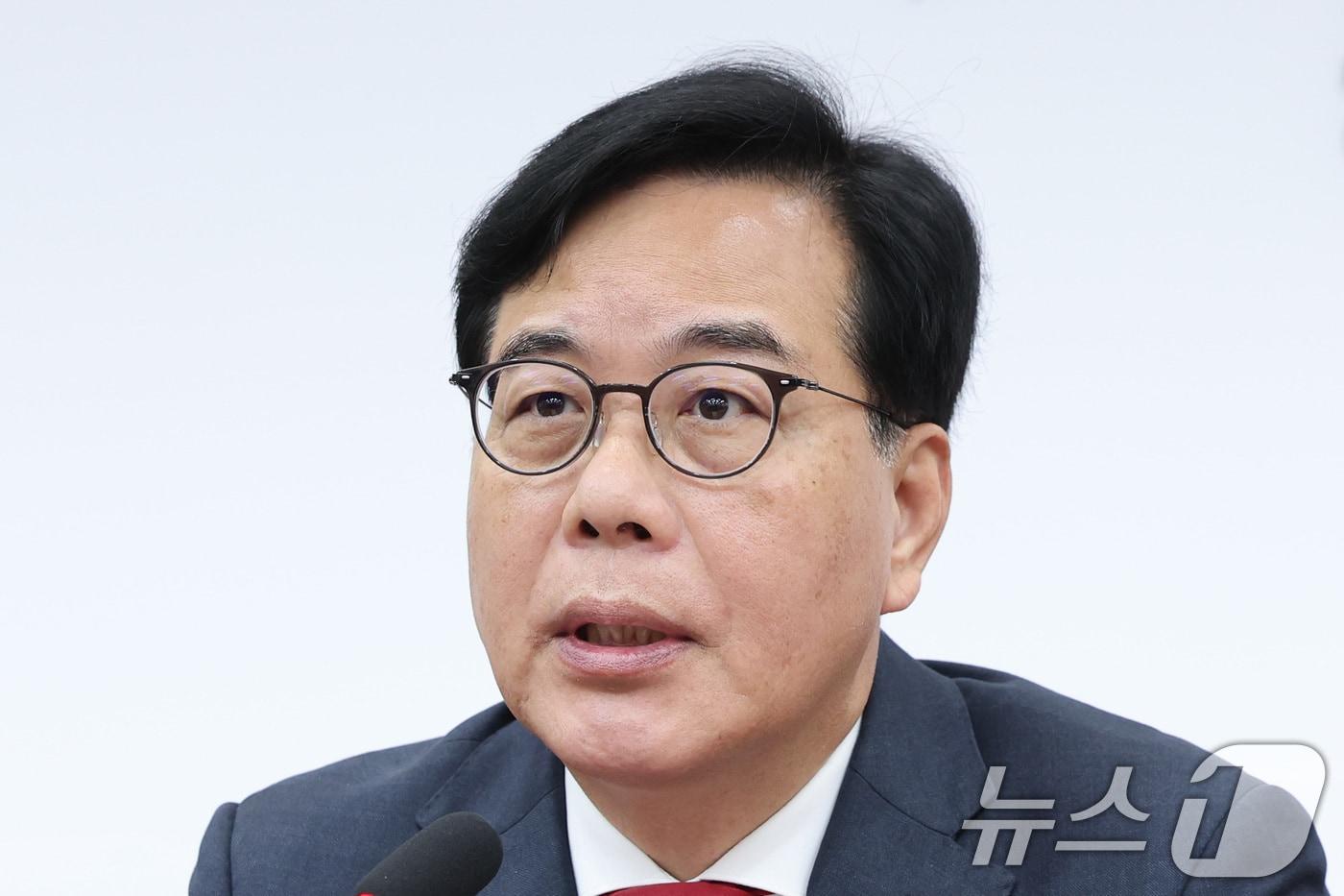 본문 이미지 - 송언석 국민의힘 원내대표가 30일 서울 여의도 국회에서 열린 최고위원회의에서 모두발언을 하고 있다. 2026.4.30 ⓒ 뉴스1 신웅수 기자