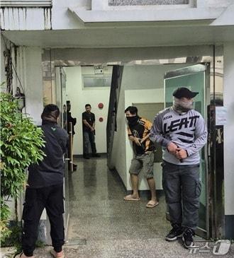 본문 이미지 - 지난해 7월 서울동부지검 보이스피싱범죄 합동수사부가 필리핀 파견 검찰수사관과 필리핀 이민청과의 공조로 현지에서 실시간 범행 중이던 보이스피싱 조직원 4명을 현장 급습해 검거하는 모습.(합수부 제공)/뉴스1