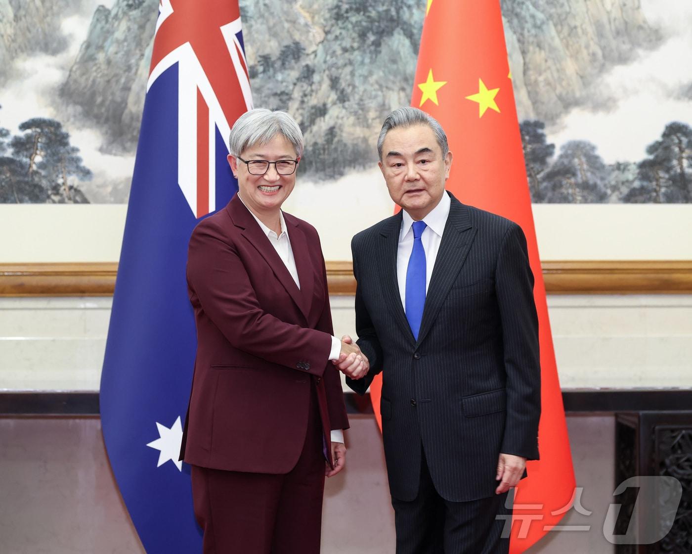 본문 이미지 - 왕이 중국 외교부장이 29일 베이징에서 페니 웡 호주 외교장관과 제8차 중-호주 외교 및 전략 대화를 개최했다. 2026.4.29 ⓒ 신화=뉴스1