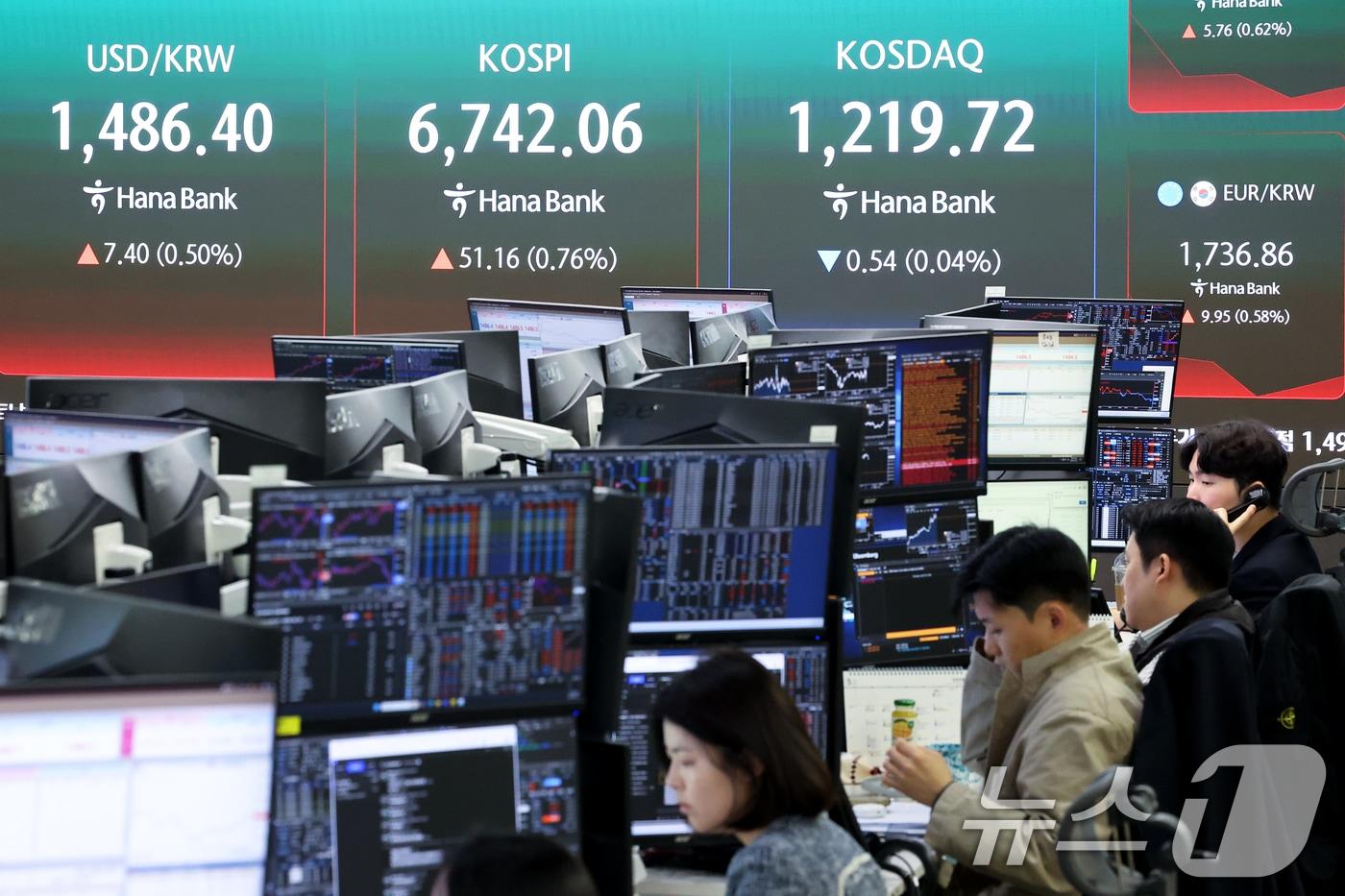 본문 이미지 - 코스피 지수가 장 초반 강세 흐름을 이어간 30일 오전 서울 중구 하나은행 딜링룸 전광판에 시황이 표시되고 있다. 2026.4.30 ⓒ 뉴스1 조연우 인턴기자