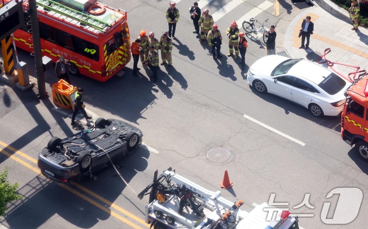 본문 이미지 - 30일 오전 서울 종로구 정부서울청사 옆 지하차도 입구에서 차량이 전복돼 경찰관과 소방관들이 수습작업을 하고 있다. 2026.4.30 ⓒ 뉴스1 김명섭 기자