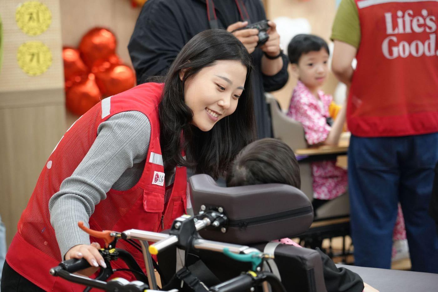 본문 이미지 - LG전자가 가정의 달을 맞아 봉사활동과 가족 초청 행사를 진행한다.(LG전자 제공)/뉴스1