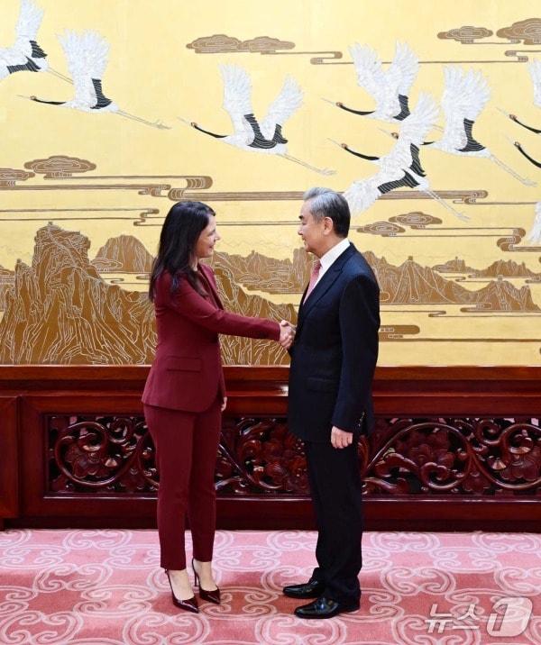 본문 이미지 - 왕이 중국 외교부장이 29일 베이징에서 아날레나 베어보크 유엔총회 의장과 회담했다. (사진출처=중국 외교부 홈페이지)