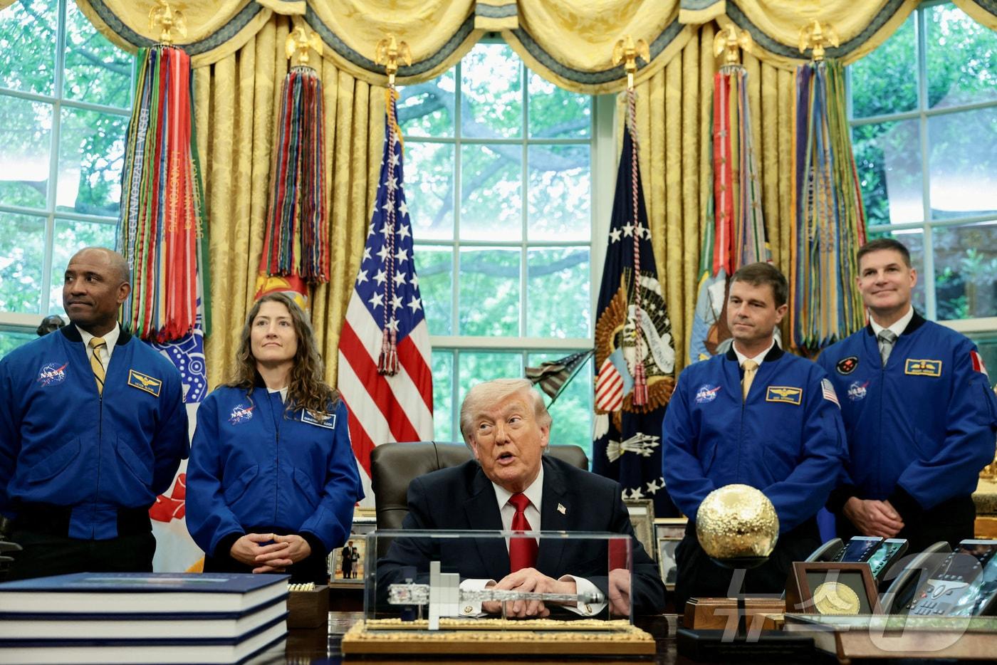 본문 이미지 - 도널드 트럼프 미국 대통령이 29일(현지시간) 미국 워싱턴 DC 백악관 집무실에서 '아르테미스 2호' 우주비행사들과 함께한 행사에서 취재진의 질문에 답하고 있다. ⓒ 로이터=뉴스1