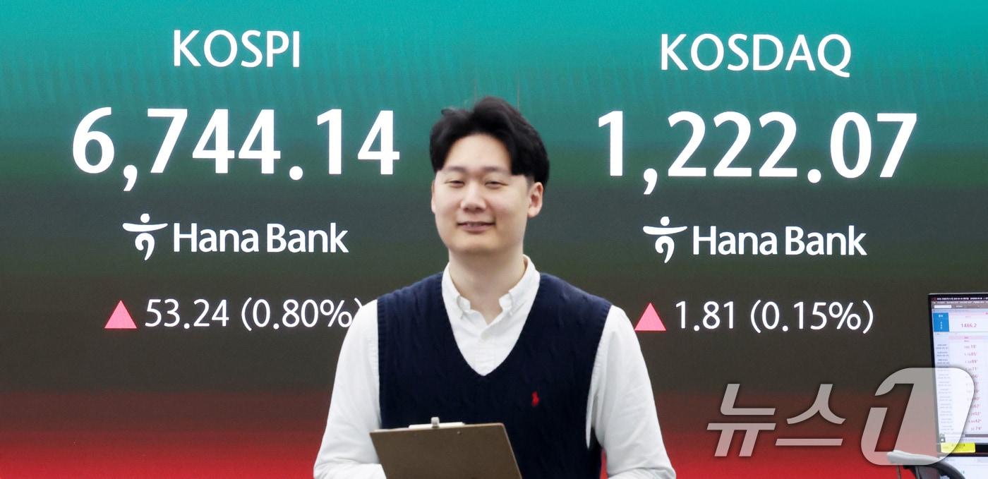 본문 이미지 - 코스피 지수가 장 초반 강세 흐름을 이어간 30일 오전 서울 중구 하나은행 딜링룸 전광판에 시황이 표시되고 있다. 이날 코스피는 전 거래일 대비 48.49포인트(0.72%) 오른 6539.39에, 코스닥은 4.49포인트(0.37%) 상승한 1224.75로 개장했다. 달러·원 환율은 전 거래일 대비 7.5원 오른 1486.5원에 출발했다. 2026.4.30 ⓒ 뉴스1 조연우 인턴기자