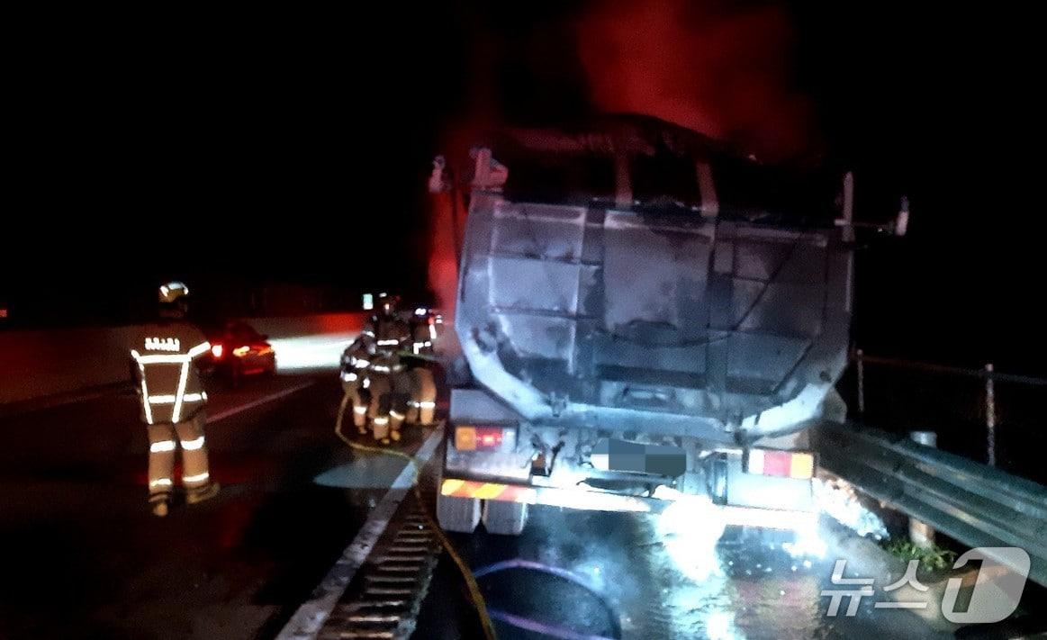 본문 이미지 - 29일 오후 9시 54분쯤 경북 영천시 화산면 화산리 상주영천고속도로 영천 방향 73㎞ 지점에서 주행 중이던 25톤 덤프트럭에 불이 나 진화 대원들이 불을 끄고 있다.(경북소방본부 제공. 재판매 및 DB 금지)2026.4.30/뉴스1