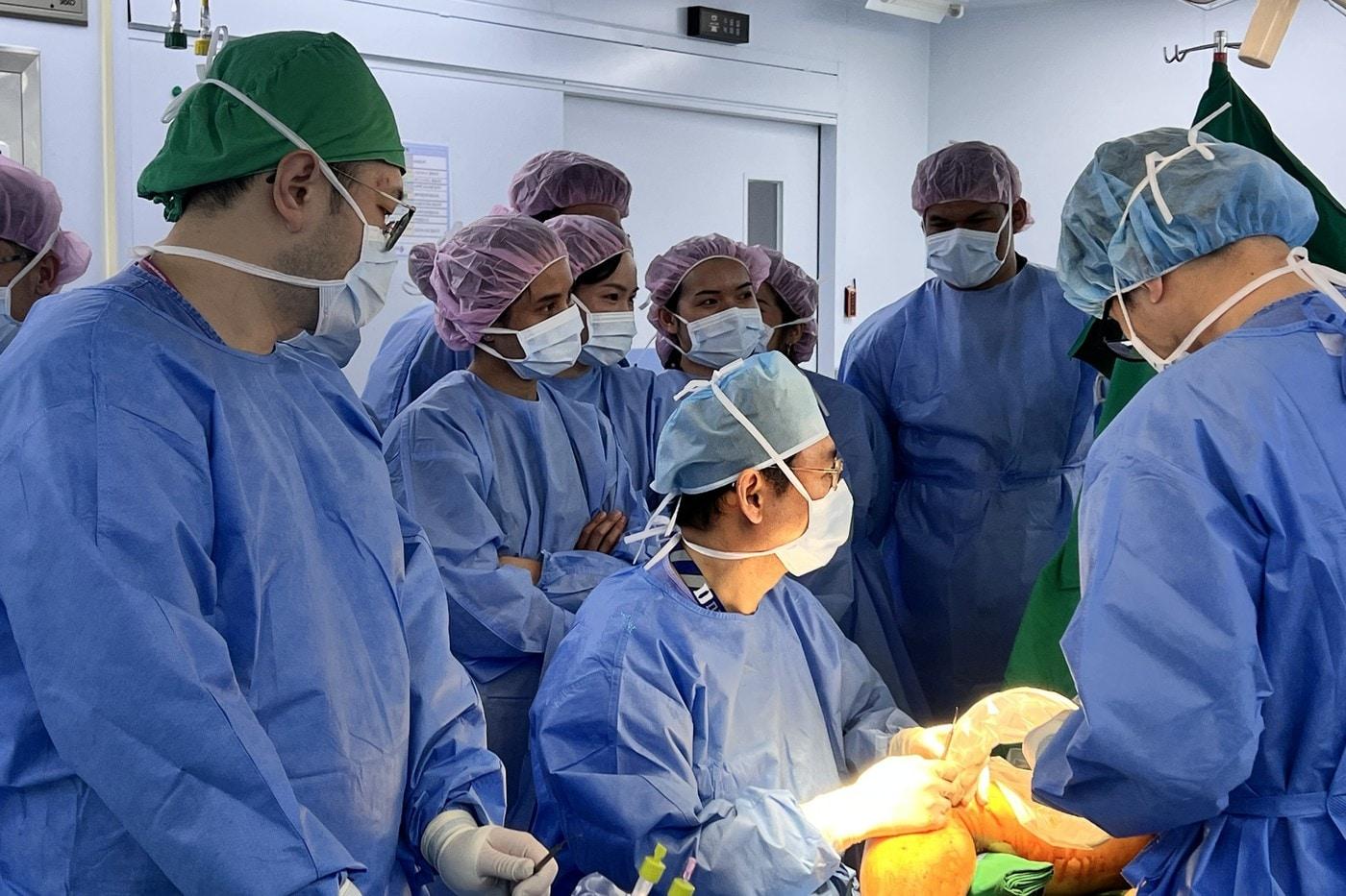 본문 이미지 - 원텍의 '제4회 Global Proctorship Program' 교육자로 참가한 국립중앙의료원 김우식 과장이 '베인케어1940'(Veincare1940)을 활용한 임상 교육을 진행하고 있다. (원텍 제공)