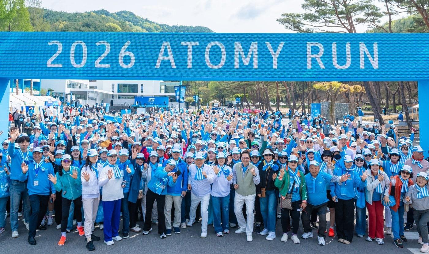 본문 이미지 - 박한길 애터미 회장, 도경희 애터미 부회장과 이승화 콜마비앤에이치 대표와 애터미런에 참여한 회원들이 기념사진을 찍고 있다.(애터미 제공)
