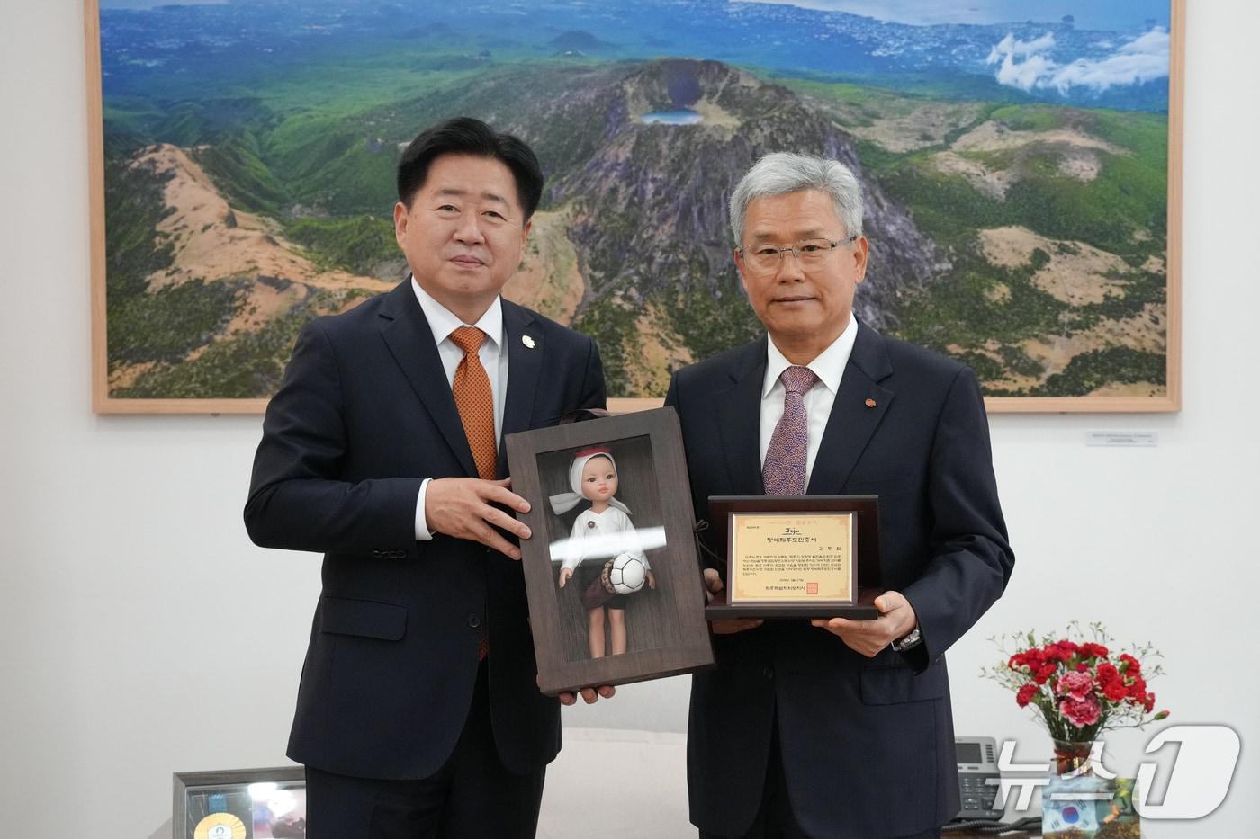 본문 이미지 - 오영훈 지사(왼쪽)와 김동철 사장.(제주도 제공. 재퍈매 및 DB 금지)/뉴스1
