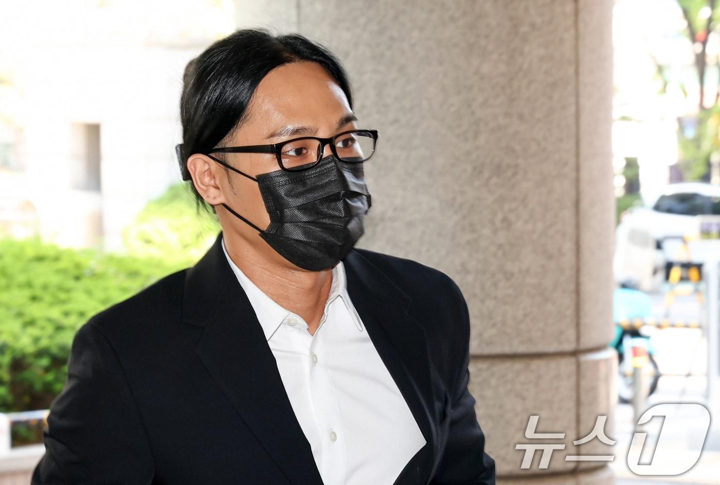 본문 이미지 - 엑스터시와 대마 등 마약을 투약한 혐의로 재판에 넘겨져 1심에서 징역형 집행유예를 선고 받은 래퍼 식케이(본명 권민식)가 30일 오전 서울 마포구 서울서부지방법원에서 열린 항소심 선고공판에 출석하고 있다. 2026.4.30 ⓒ 뉴스1 최지환 기자