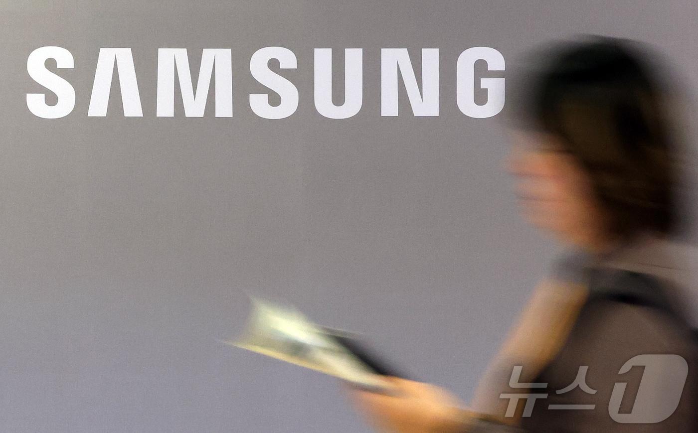 본문 이미지 - 삼성전자가 30일 1분기 매출 133조8700억원, 영업이익 57조2300억원으로 분기 기준 역대 최대 실적을 기록했다고 공시했다. AI 반도체와 메모리 가격 상승으로 DS부문이 실적을 견인했고, 스마트폰 출시로 DX부문 매출도 증가했다. 사진은 이날 서울 서초구 삼성전자 서초사옥의 모습. 2026.4.30 ⓒ 뉴스1 김진환 기자