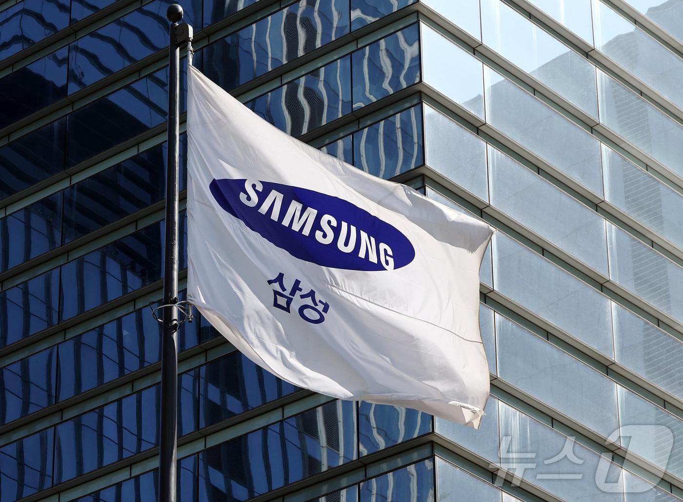 본문 이미지 - 삼성전자가 30일 1분기 매출 133조8700억원, 영업이익 57조2300억원으로 분기 기준 역대 최대 실적을 기록했다고 공시했다. AI 반도체와 메모리 가격 상승으로 DS부문이 실적을 견인했고, 스마트폰 출시로 DX부문 매출도 증가했다. 사진은 이날 서울 서초구 삼성전자 서초사옥의 모습. 2026.4.30 ⓒ 뉴스1 김진환 기자