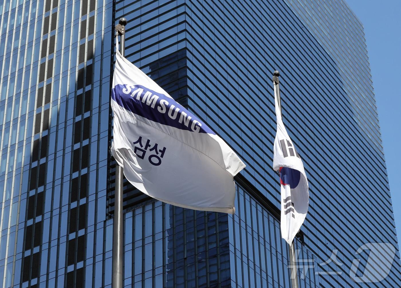 본문 이미지 - 삼성전자가 30일 1분기 매출 133조8700억원, 영업이익 57조2300억원으로 분기 기준 역대 최대 실적을 기록했다고 공시했다. AI 반도체와 메모리 가격 상승으로 DS부문이 실적을 견인했고, 스마트폰 출시로 DX부문 매출도 증가했다. 사진은 이날 서울 서초구 삼성전자 서초사옥의 모습. 2026.4.30 ⓒ 뉴스1 김진환 기자