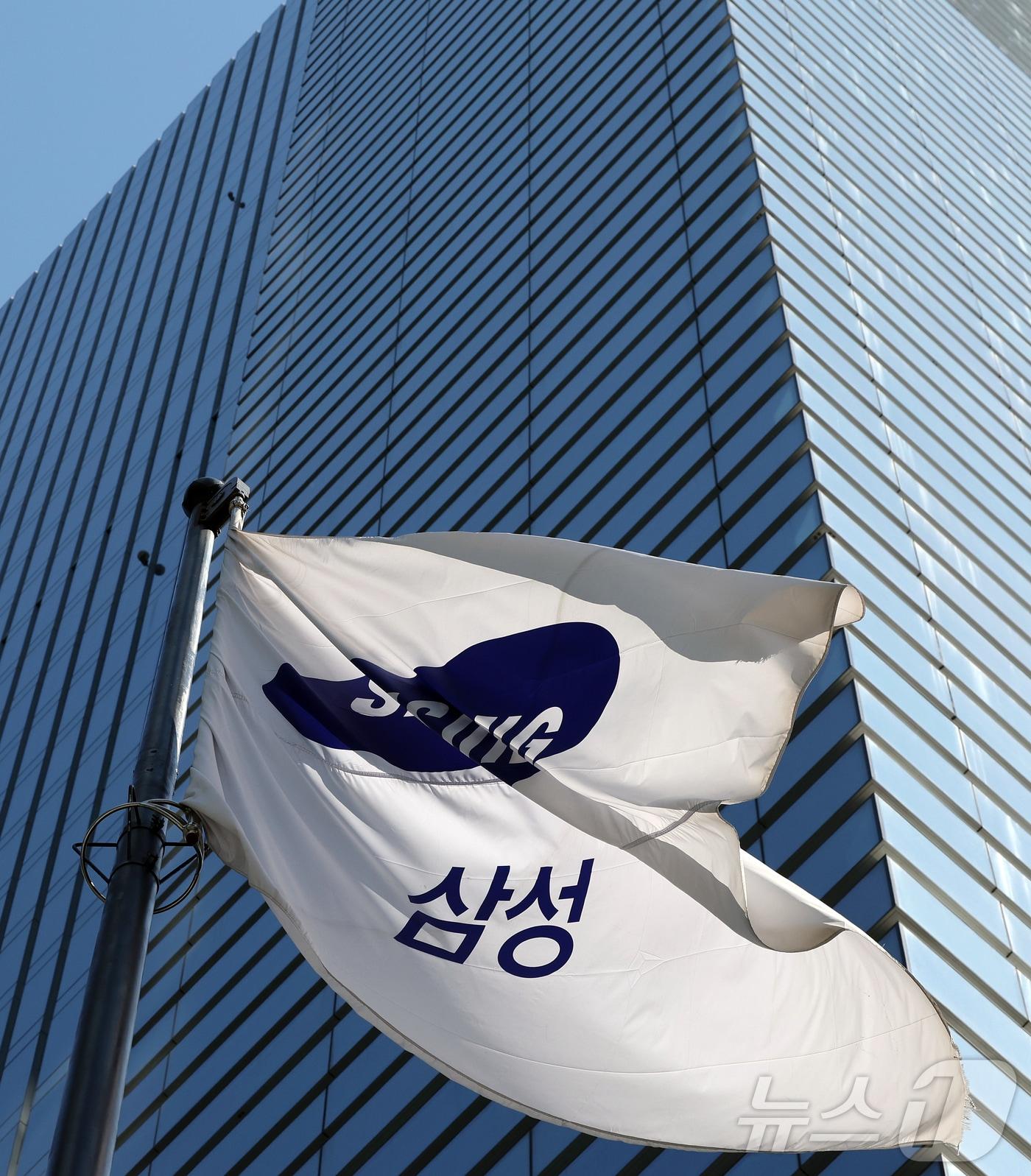 본문 이미지 - 삼성전자가 30일 1분기 매출 133조8700억원, 영업이익 57조2300억원으로 분기 기준 역대 최대 실적을 기록했다고 공시했다. AI 반도체와 메모리 가격 상승으로 DS부문이 실적을 견인했고, 스마트폰 출시로 DX부문 매출도 증가했다. 사진은 이날 서울 서초구 삼성전자 서초사옥의 모습. 2026.4.30 ⓒ 뉴스1 김진환 기자