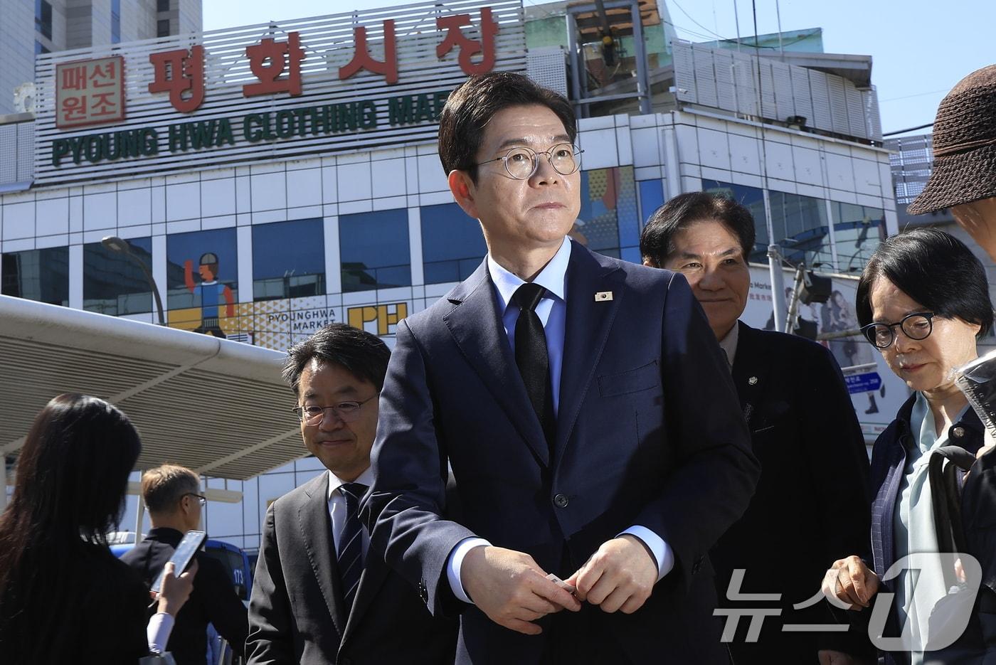 본문 이미지 - 정원오 더불어민주당 서울시장 후보가 30일 오전 서울시 종로구 청계천로 전태일다리 위 전태일 열사 동상을 찾고 있다. 2026.4.30 ⓒ 뉴스1 박정호 기자