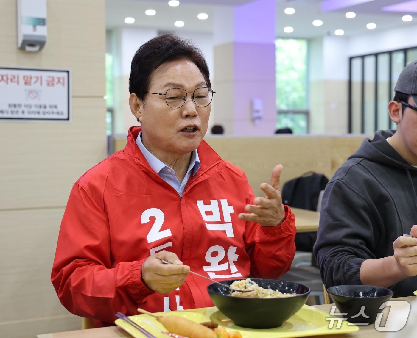 본문 이미지 - 국민의힘 박완수 경남지사 후보가 지난 29일 오전 창원대 학생식당에서 학생들과 소통하고 있다.(박 후보 측 제공. 재판매 및 DB금지)