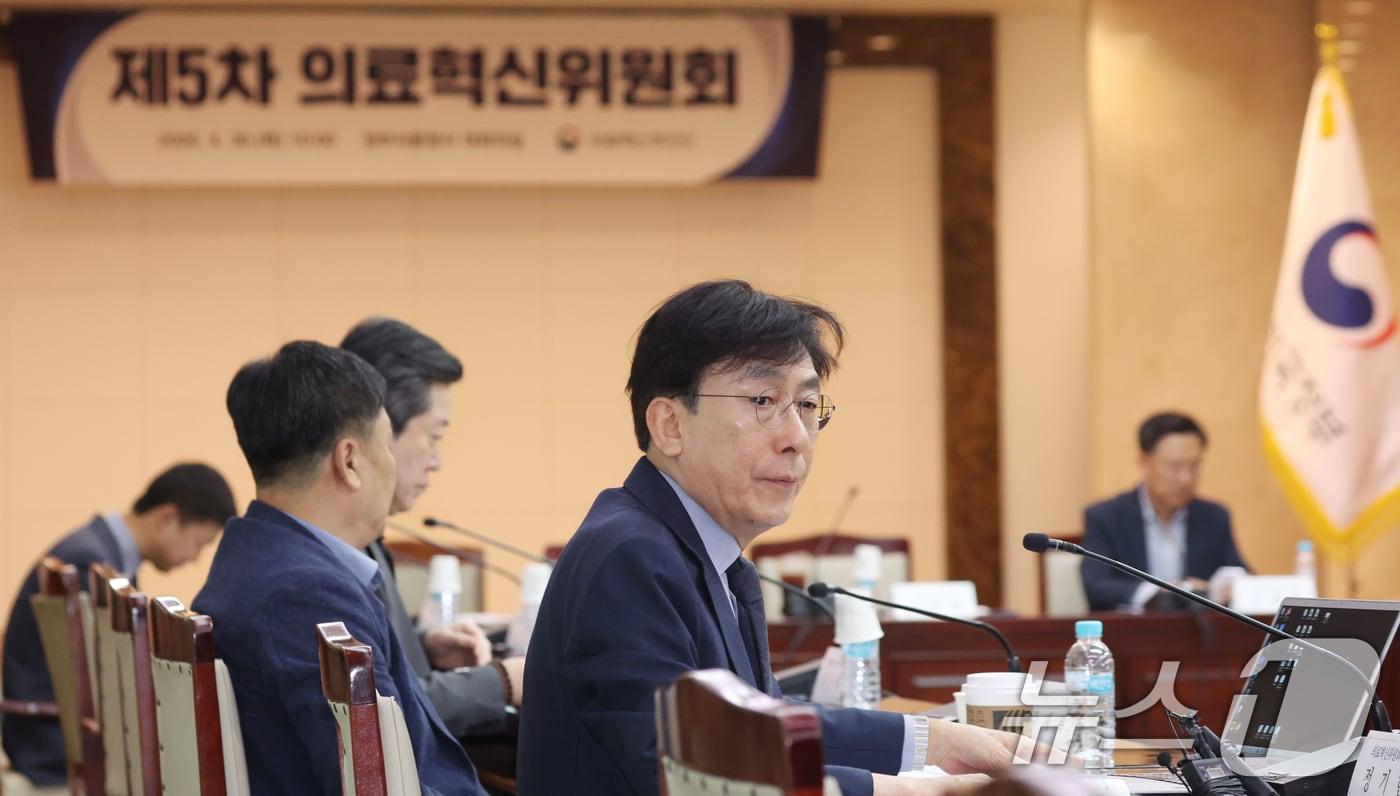 본문 이미지 - 정기현 의료혁신위원회 위원장이 30일 오전 서울 종로구 세종대로 정부서울청사에서 열린 제5차 의료혁신위원회에서 자료를 살펴보고 있다. 2026.4.30 ⓒ 뉴스1 김명섭 기자