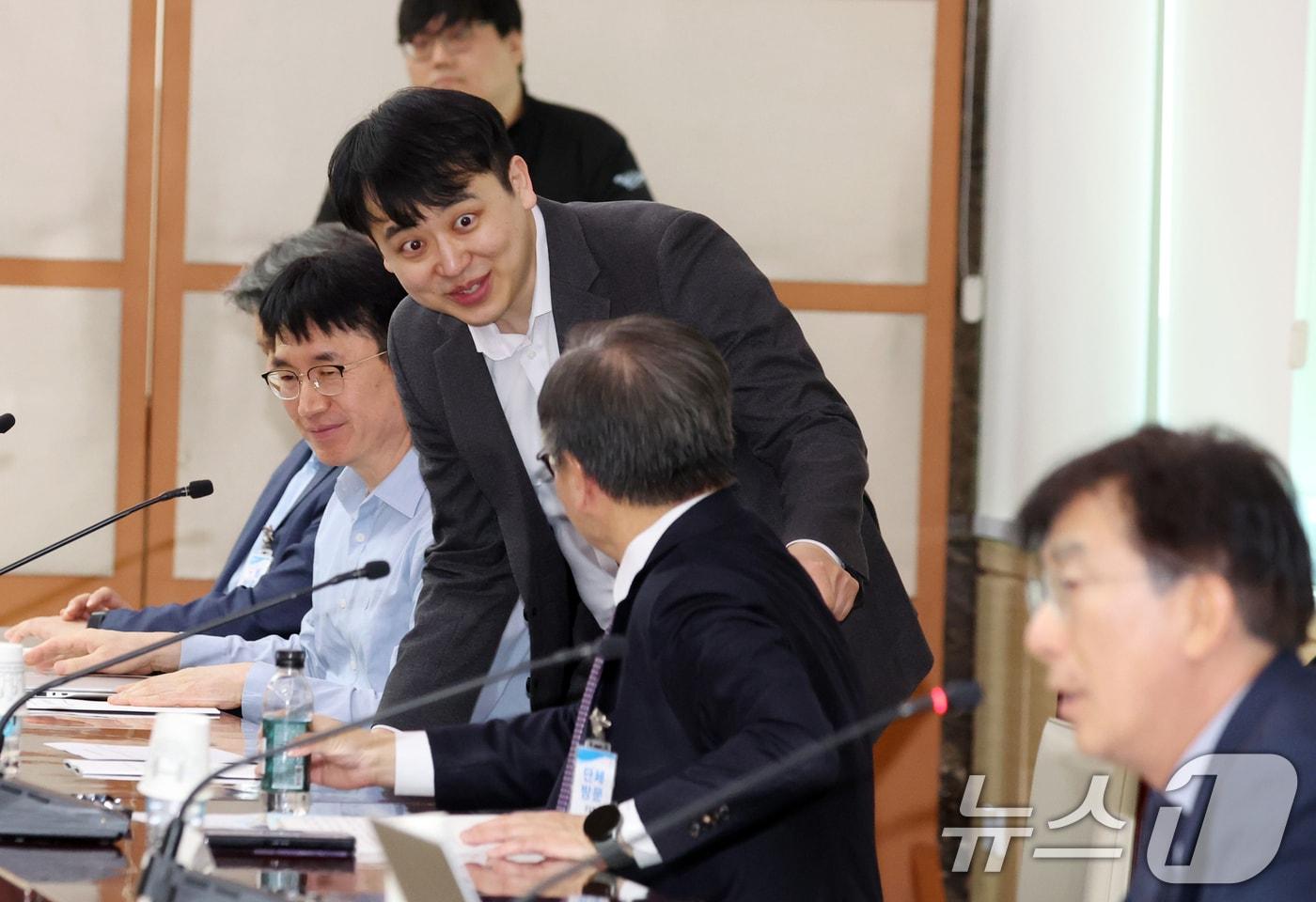 본문 이미지 - 한성존 대한전공의협의회 회장이 30일 오전 서울 종로구 세종대로 정부서울청사에서 열린 제5차 의료혁신위원회에 참석하고 있다. 2026.4.30 ⓒ 뉴스1 김명섭 기자