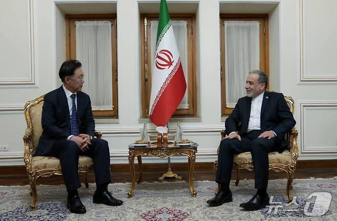 본문 이미지 - 정병하 외교부 장관 특사가 22일(현지시간) 이란 테헤란에서 아바스 아라그치 이란 외무장관과 면담하고 있다. (2026.4.22 파르스통신 소셜미디어 엑스)