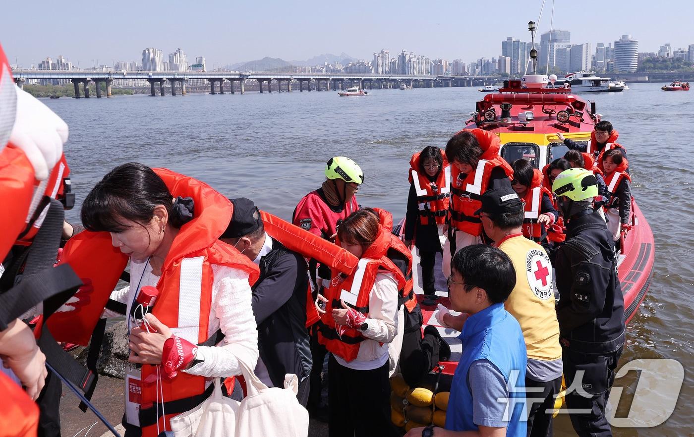본문 이미지 - 30일 서울 한강버스 여의도 선착장 인근 수상에서 한강 복합 수난사고에 대비한 ‘2026 수상 및 육상 구조·구호 종합훈련’이 진행되고 있다. 서울시 미래한강본부와 대한적십자사 서울지사가 공동 주관하는 이번 훈련에는 119수난구조대, 한강경찰대, 영등포소방서, 한강버스 운영사가 참여해 실제 재난 상황을 가정해 진행됐다. 2026.4.30 ⓒ 뉴스1 박지혜 기자