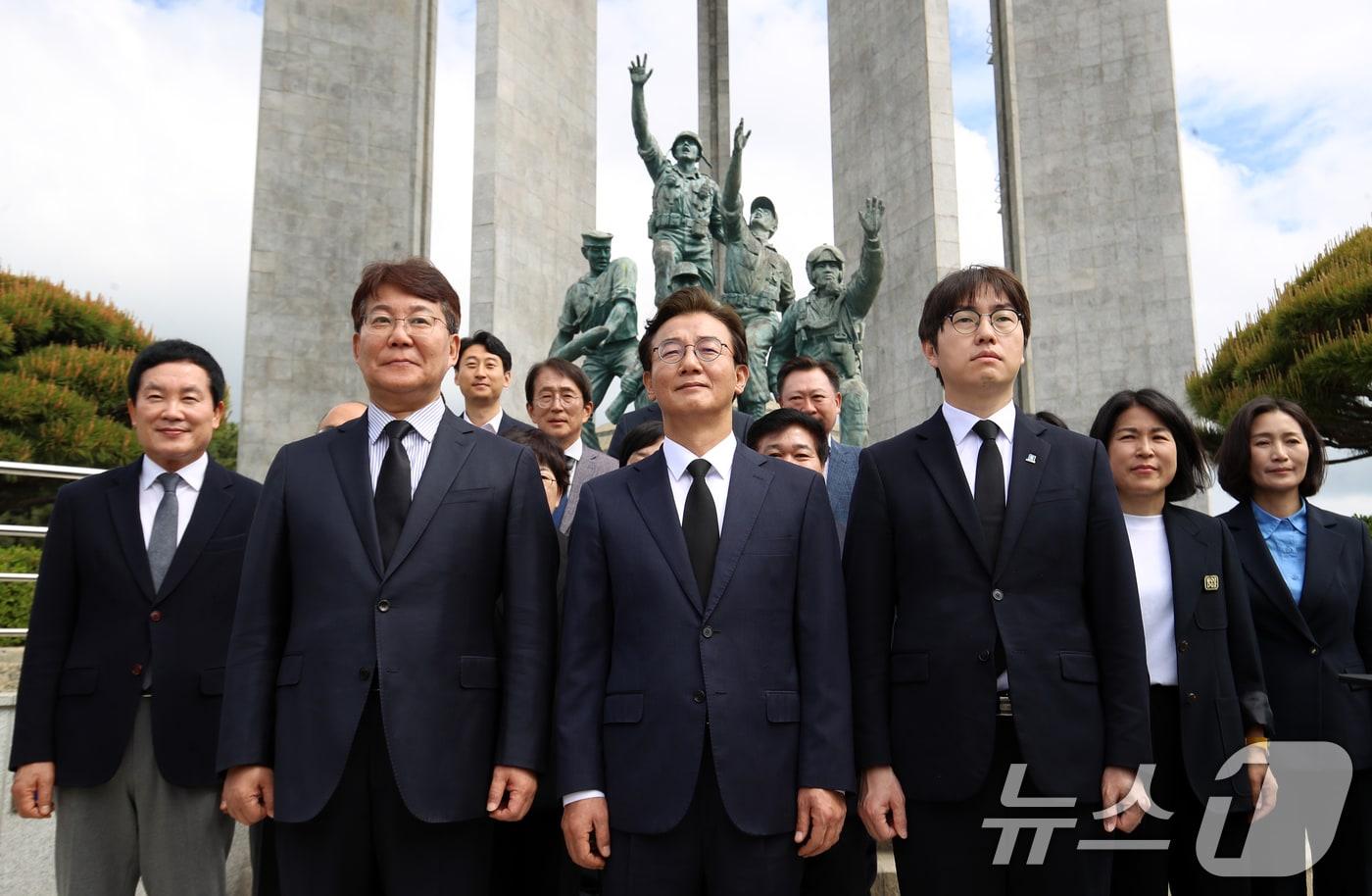 본문 이미지 - 전재수 더불어민주당 부산시장 예비후보와 부산 북갑 국회의원 보궐선거 출마를 공식화 한 하정우 전 청와대 AI미래기획수석이 30일 오전 부산시당 6·3 지방선거 후보자들과 함께 부산 중구 중앙공원 충혼탑을 참배한 후 이동하고 있다. 2026.4.30 ⓒ 뉴스1 윤일지 기자