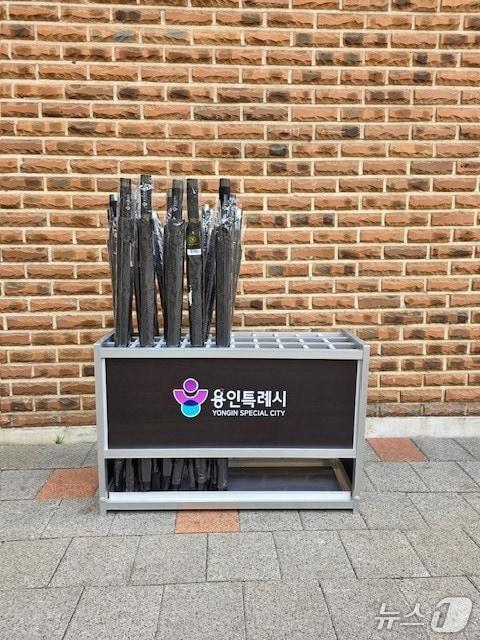 본문 이미지 - 용인시 수지구의 한 공원에 마련된 우산 대여 공간.(용인시 제공)