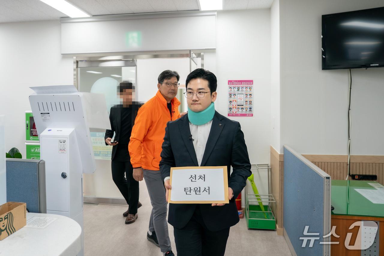 본문 이미지 - 정이한 개혁신당 후보는 30일 부산 금정경찰서를 방문해 자신을 공격한 가해자에 대한 탄원서를 제출했다. 2026.4.30 ⓒ 뉴스1 이주현 기자