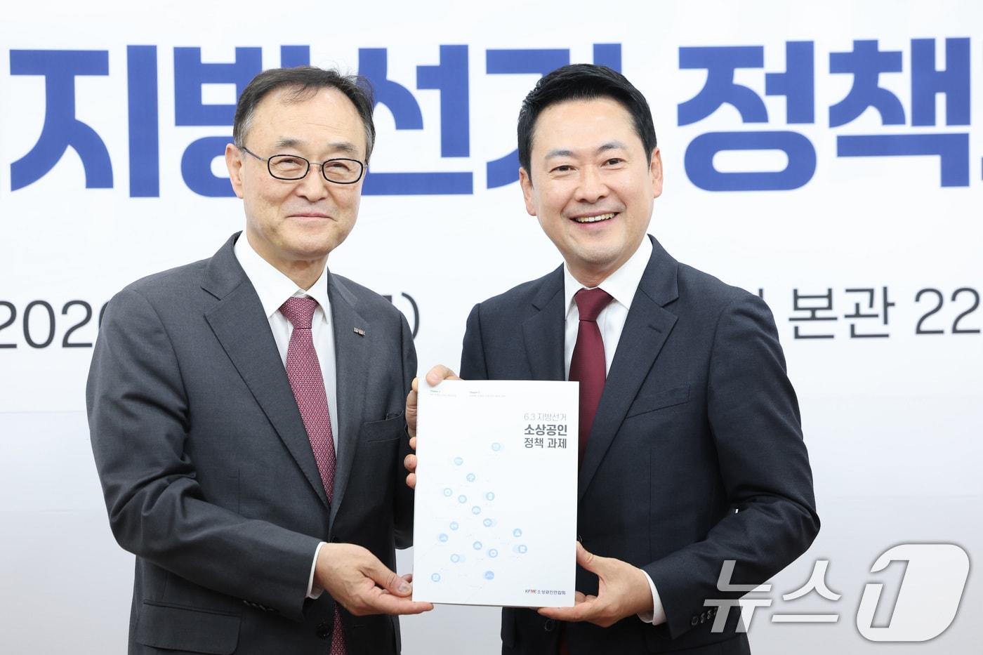 본문 이미지 - 장동혁 국민의힘 대표가 30일 서울 여의도 국회에서 송치영 소상공인연합회장으로부터 6.3지방선거 정책과제를 전달받고 있다. 2026.4.30 ⓒ 뉴스1 신웅수 기자