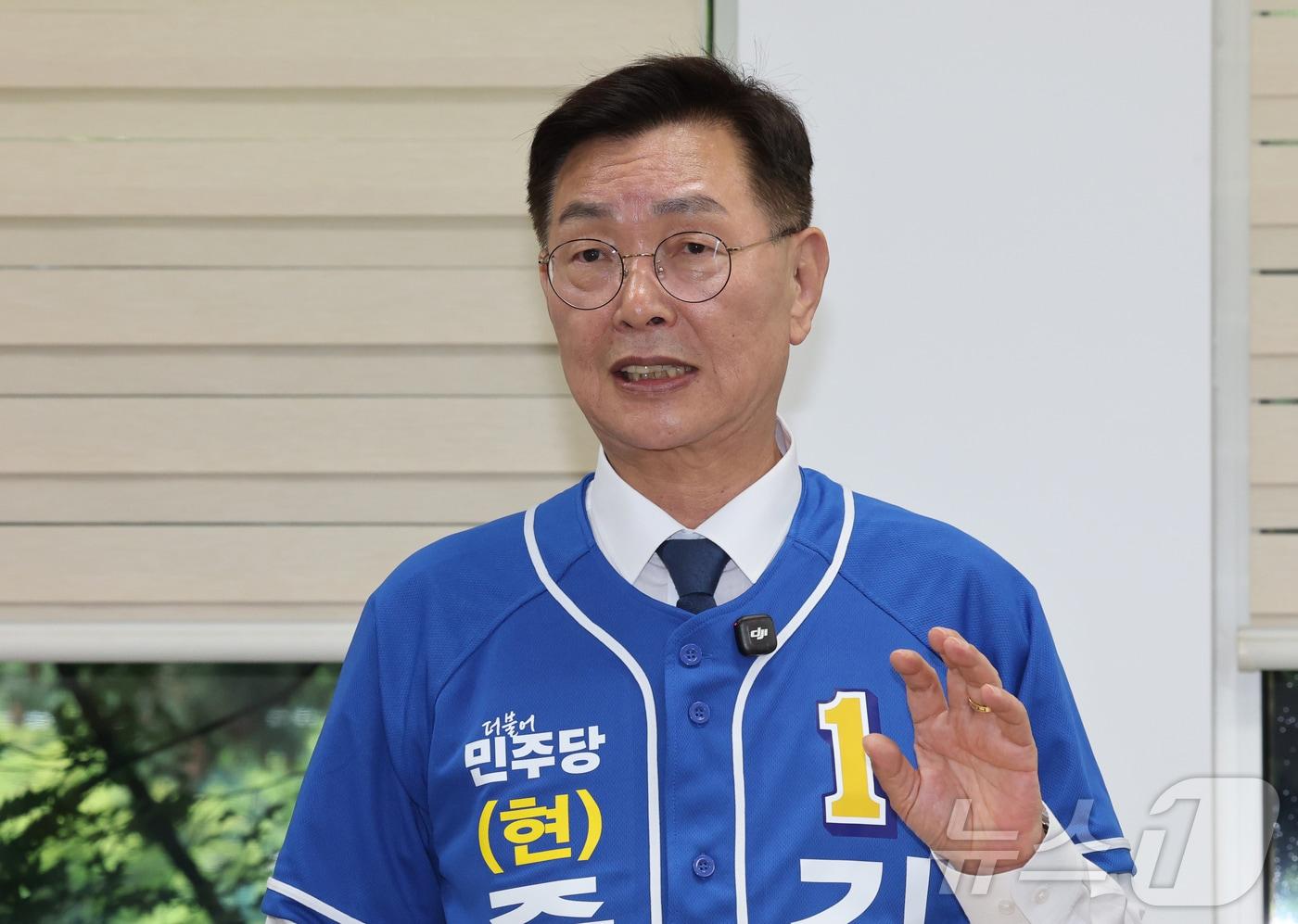 본문 이미지 - 김제선 대전 중구청장이 30일 대전시의회에서 중구청장 출마기자회견을 하고 있다. 2026.4.30 ⓒ 뉴스1 김기태 기자