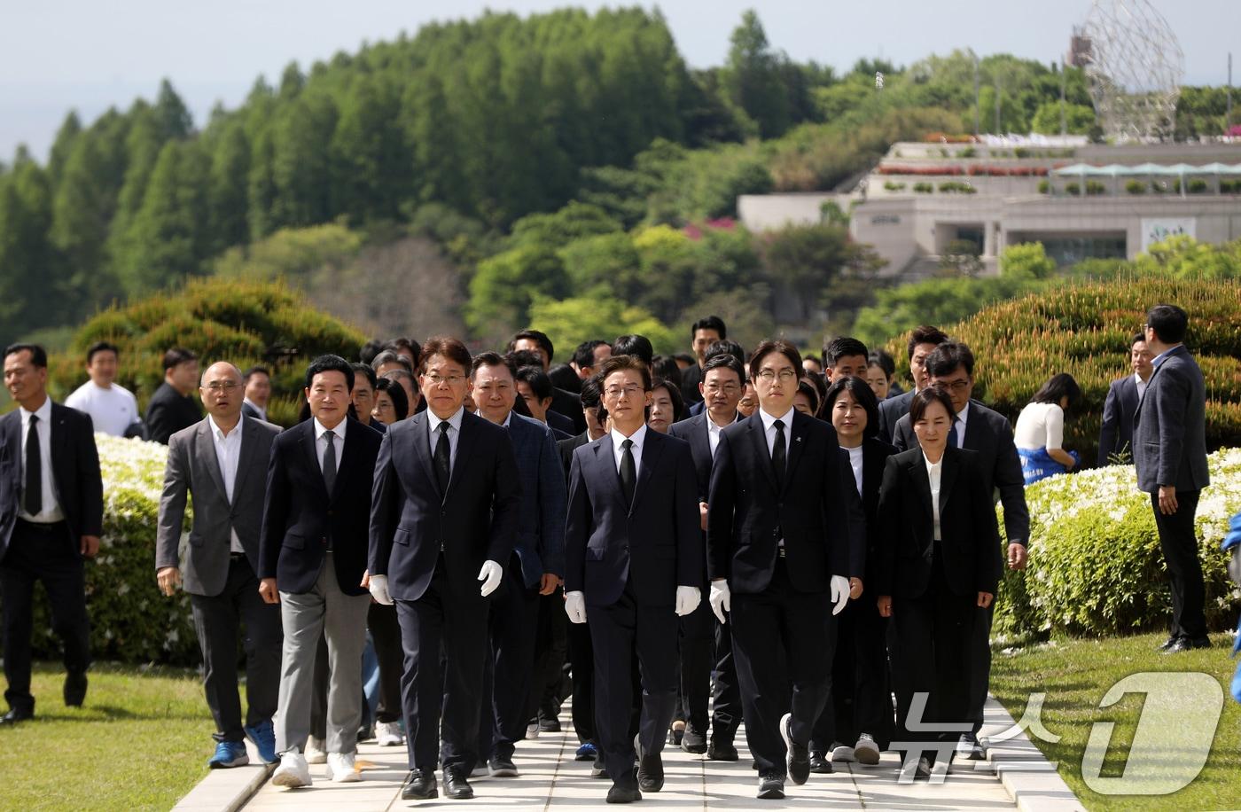 본문 이미지 - 전재수 더불어민주당 부산시장 예비후보와 부산 북갑 국회의원 보궐선거 출마를 공식화 한 하정우 전 청와대 AI미래기획수석이 30일 오전 부산시당 6·3 지방선거 후보자들과 함께 부산 중구 중앙공원 충혼탑을 참배하기 위해 이동하고 있다. 2026.4.30 ⓒ 뉴스1 윤일지 기자