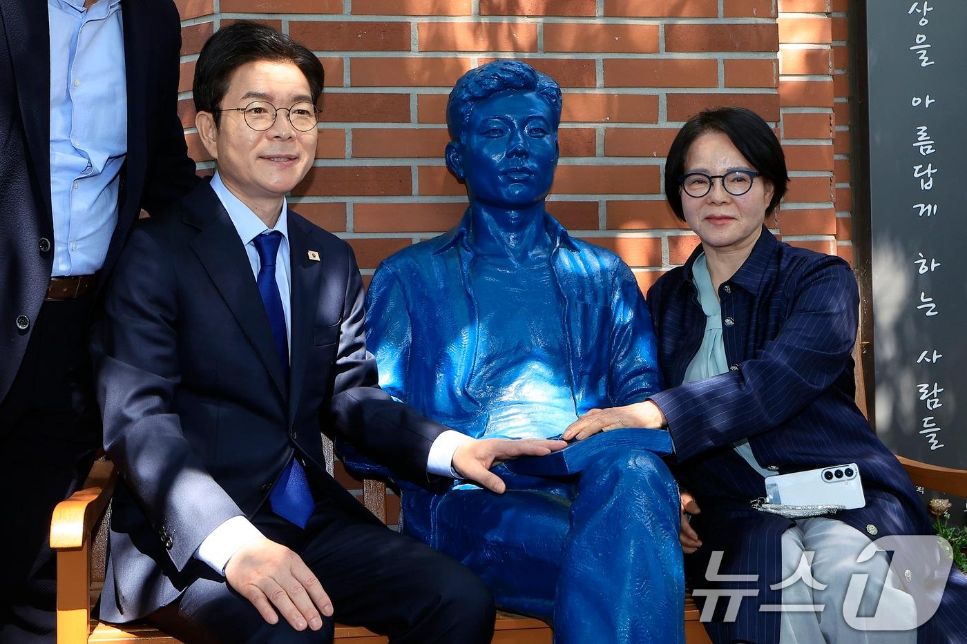 본문 이미지 - 정원오 더불어민주당 서울시장 후보가 30일 오전 서울시 종로구 청계천로 아름다운청년 전태일기념관 앞에서 노동공약 발표를 마친 뒤 전 열사의 동생 전순옥 전 의원과 기념 촬영을 하고 있다. ⓒ 뉴스1 박정호 기자