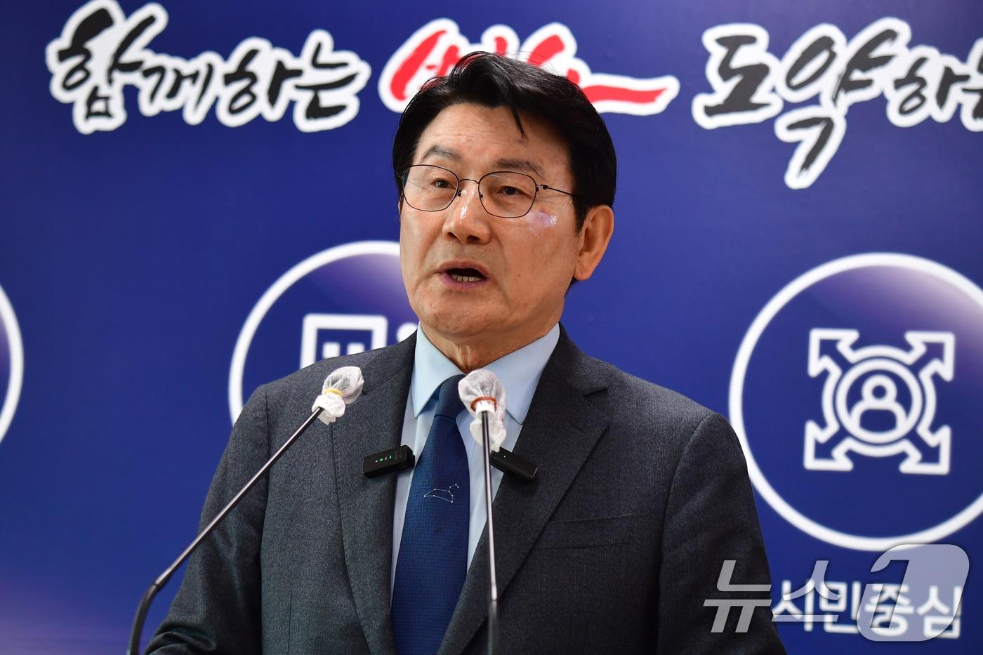 본문 이미지 - 박승호 전 포항시장이 30일 포항시청 브리핑룸에서 기자회견을 개최해 6.3 포항시장 선거에 무소속 출마를 선언하고 있다. 박 예비후보는 국민의힘 포항시장 경선에서 탈락했다. ⓒ 뉴스1 최창호 기자