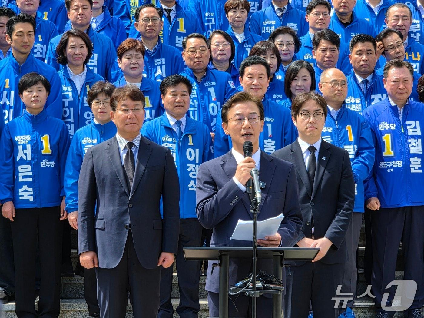 본문 이미지 - 전재수 더불어민주당 부산시장 예비후보가 30일 6·3 지방선거를 한 달여 앞두고 지역 출마자들과 함께 충혼탑과 민주공원을 참배하고 기자회견문을 낭독하고 있다.2026.4.30/뉴스1 ⓒ News1 임순택 기자
