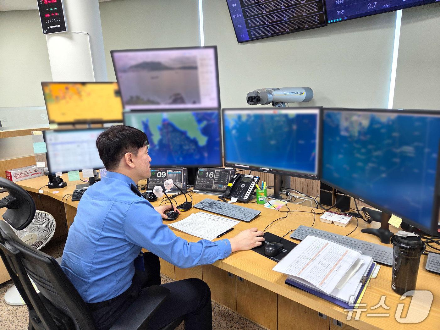 본문 이미지 - 해양교통관제 중인 해양경찰 관제사 (해경 제공. 재판매 및 DB금지)